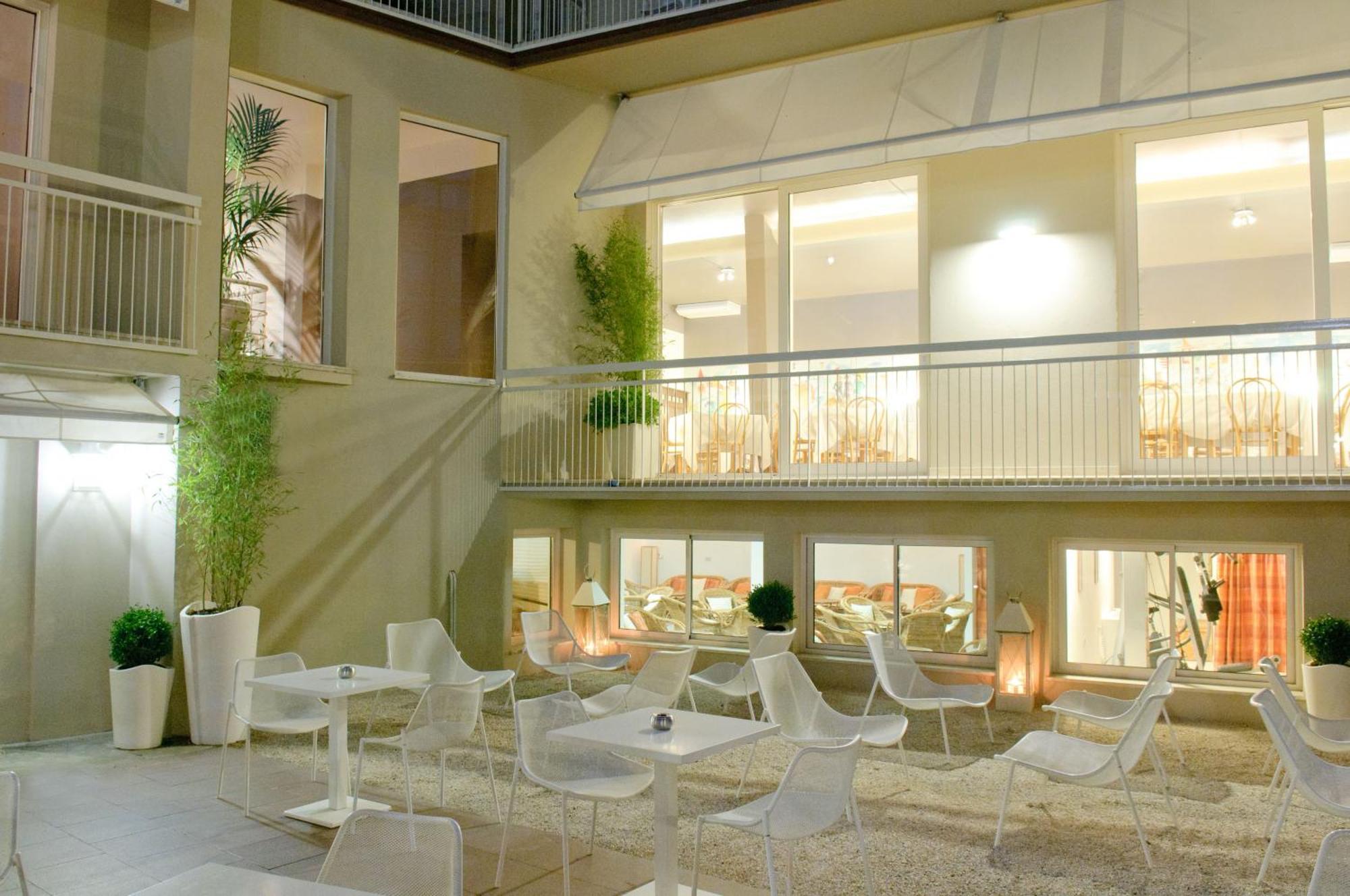 Hotel Trionfal Мілано-Маріттіма Екстер'єр фото